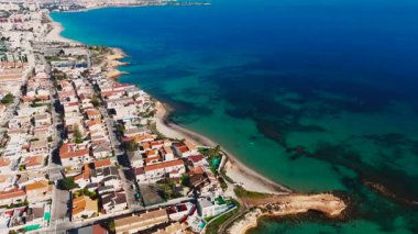 Güneşli bir günde Akdeniz manzaralı Torre de la Horada 'nın hava manzarası. İspanyol tatil köyü, seyahat ve turistik yerler konsepti. Costa Blanca, Alicante ili, İspanya
