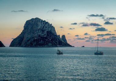 Güzel gün batımı gizemli ada, Es Vedra üzerinde