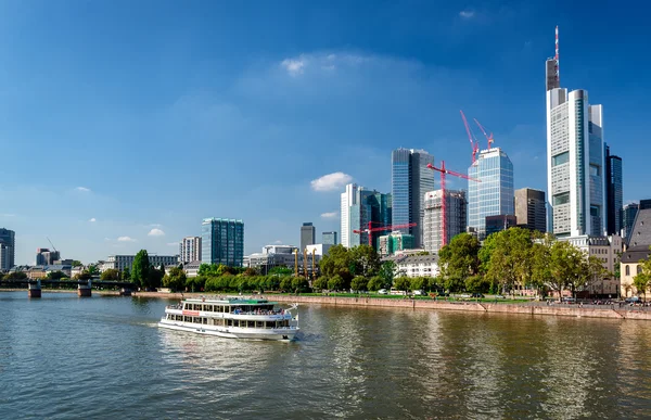 Boot cruise door de rivier Main en wolkenkrabbers van Frankfurt — Stockfoto