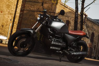 Cafe-racer motosiklet açık havada