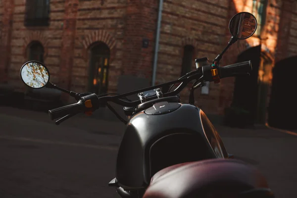 Мотоцикл Cafe-racer на открытом воздухе — стоковое фото