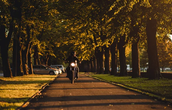 Man riding a cafe-racer motorcycle outdoors — Stock Photo, Image