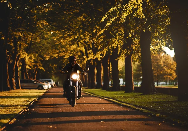 Man som Red en café-racer motorcykel utomhus — Stockfoto