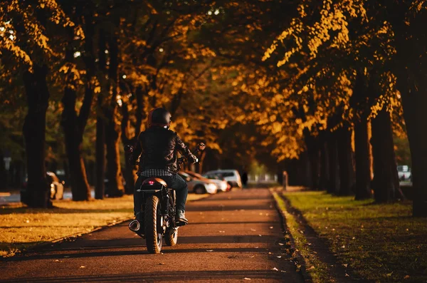 Чоловік їде в кафе-гоночний мотоцикл на відкритому повітрі — стокове фото