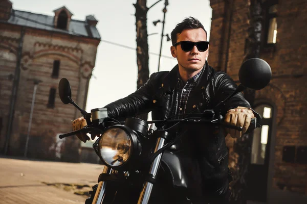 Чоловік сидить на гоночному мотоциклі на відкритому повітрі — стокове фото