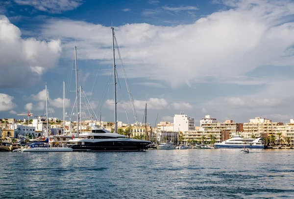 Aangemeerde schepen in de haven van Ibiza, Balearen. Spanje — Stockfoto