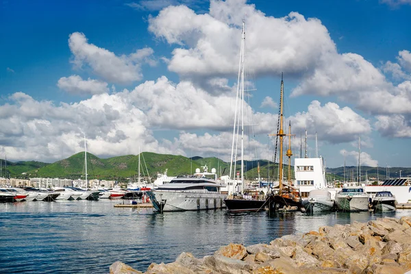 Navi ormeggiate nel porto di Ibiza, Isole Baleari. Spagna — Foto Stock