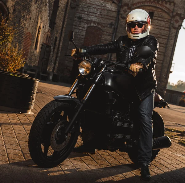 Homem sentado em um café-piloto de motocicleta ao ar livre — Fotografia de Stock