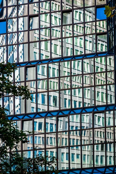 Moderna glas skyskraporna i Frankfurt am Main — Stockfoto