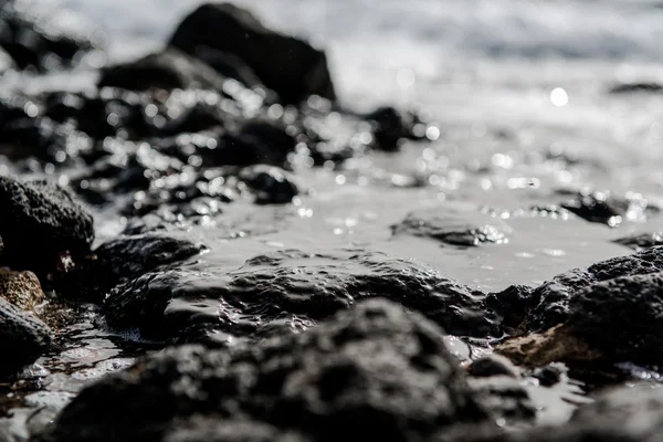 Côte rocheuse de Tenerife. Des pierres volcaniques noires. Pays-Bas — Photo