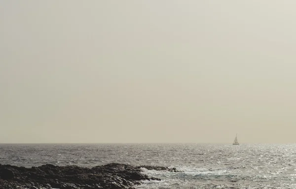 Silhouet van een zeilschip in de Atlantische Oceaan — Stockfoto