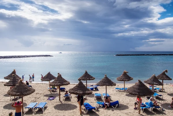People sunbathing on the Las Americas coast — Stock Photo, Image