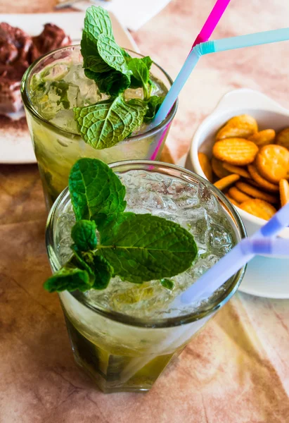 Närbild av mojito drinkar — Stockfoto