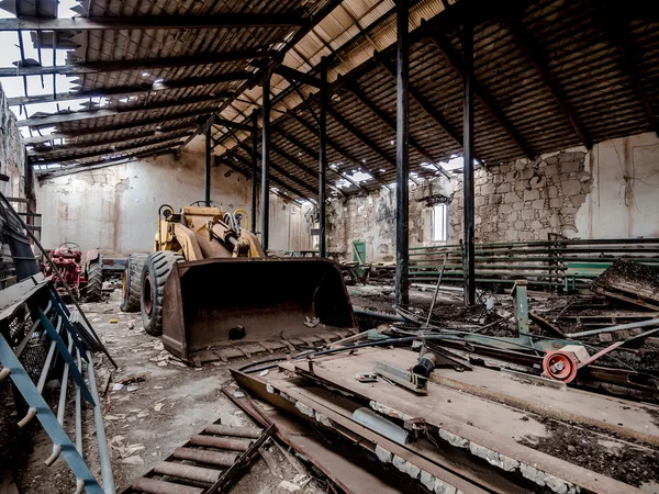 Granja abandonada con maquinaria agrícola vieja rota —  Fotos de Stock