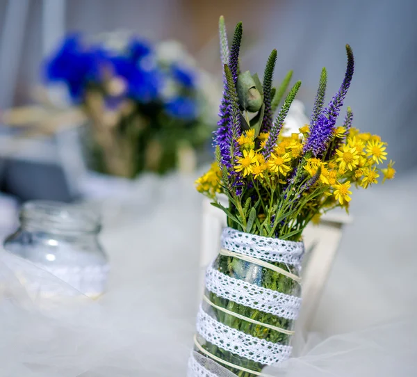 Bukiet kwiatów dziko w słoik — Zdjęcie stockowe