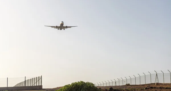 Pesawat tiba di bandara Tenerife. Kepulauan Canary. Spanyol — Stok Foto