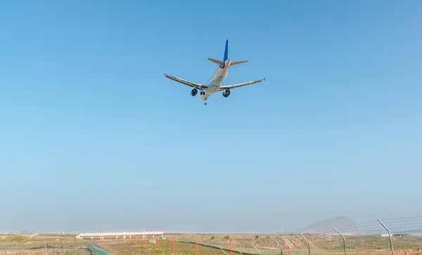 Pesawat tiba di bandara Tenerife. Kepulauan Canary. Spanyol — Stok Foto