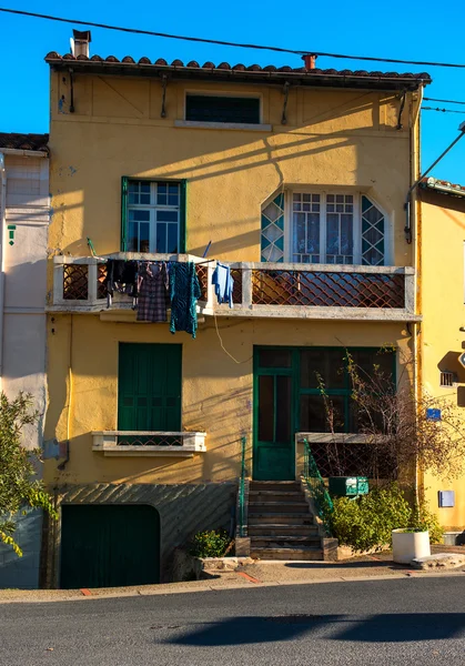 Typisches Wohnhaus im alten französischen Dorf — Stockfoto