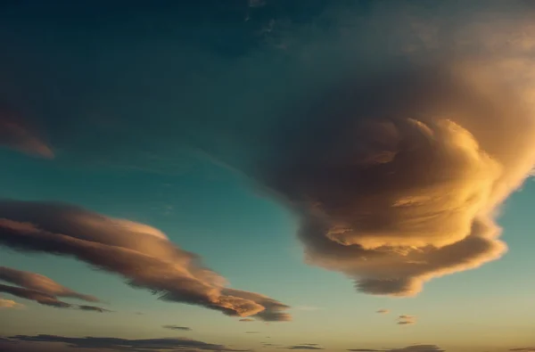 Pôr do sol bonito com um fofo nuvens coloridas — Fotografia de Stock