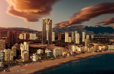 Benidorm şehir üzerinden günbatımı