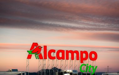 Günbatımı üzerinde Alcampo şehir tabela Alicante