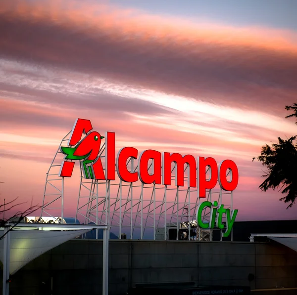 ดวงอาทิตย์ตกเหนือป้ายเมือง Alcampo ใน Alicante — ภาพถ่ายสต็อก