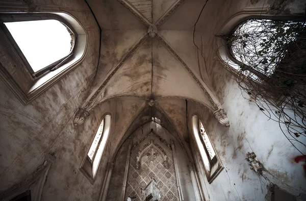 Dentro da velha igreja arruinada — Fotografia de Stock