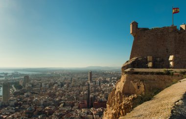 Santa Barbara Castle ve Alicante şehrin havadan görünümü