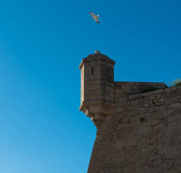 Turm vor blauem Himmel — Stockfoto