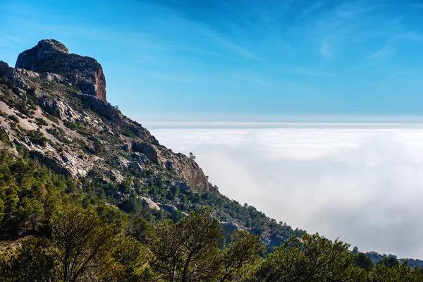 Wysokie góry kamienne w Busot. Alicante. Hiszpania — Zdjęcie stockowe