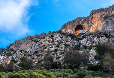 Busot şehirde Canelobre mağaraları. Alicante, İspanya