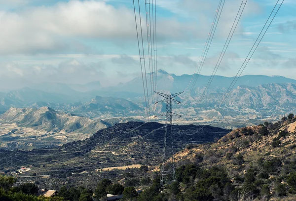 Línea de transmisión eléctrica y montañas de Alicante — Foto de Stock