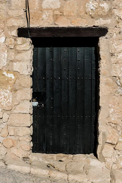 黑色木质门 — 图库照片
