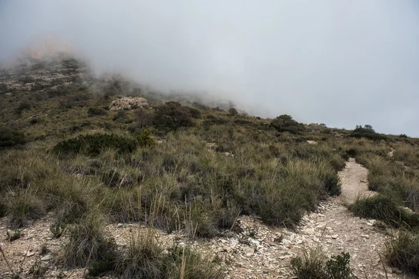 Góry w chmurach. Alicante. Hiszpania — Zdjęcie stockowe