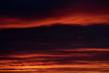 Güzel parlak gün batımı. Bulutlu gökyüzü