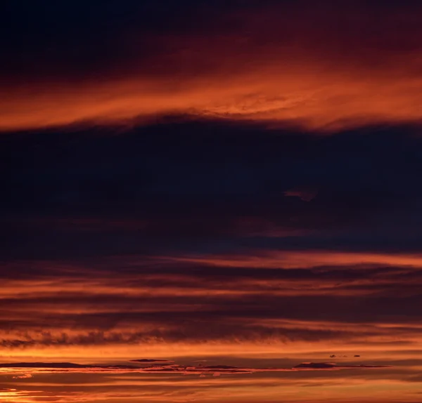 Hermosa puesta de sol brillante. Cielo nublado — Foto de Stock