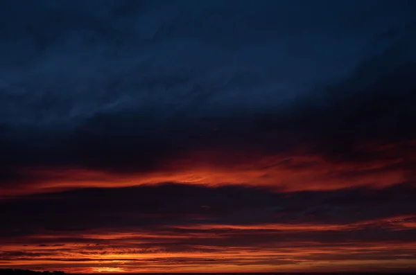 Mooie heldere zonsondergang. Bewolkte hemel — Stockfoto