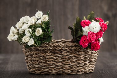 yapay renkli çiçekler