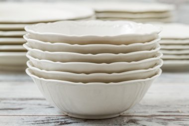 Porselen tabak yığını