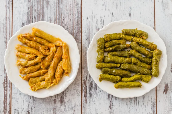 Sarma, uvas rellenas y hojas de col — Foto de Stock