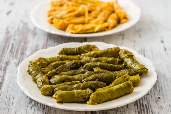 Sarma, doldurulmuş üzüm ve lahana yaprakları