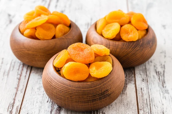 Сушені абрикоси в дерев'яній мисці — стокове фото