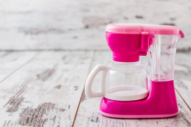 Pembe plastik oyuncak makineleri
