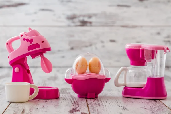 Pembe plastik oyuncak makineleri