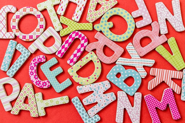 Desenleri ile renkli harfler