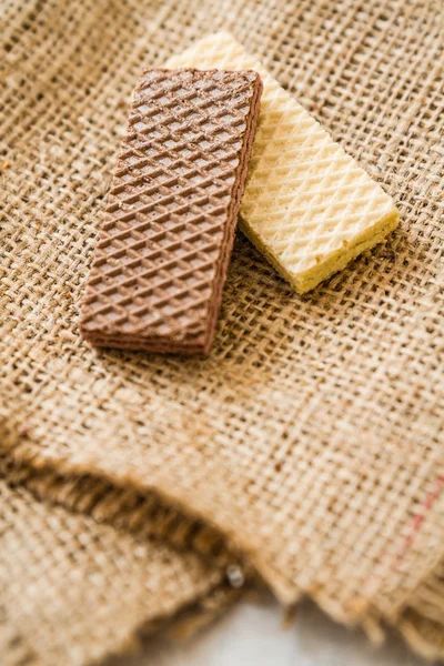 Weiße und schwarze Waffelkekse — Stockfoto