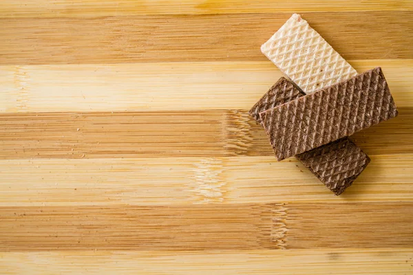 Weiße und schwarze Waffelkekse — Stockfoto