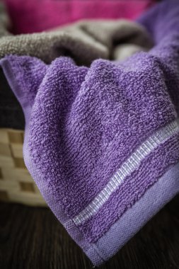 Hasır sepet içinde renkli havlu