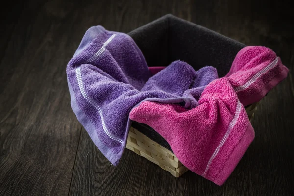 Барвисті рушники в плетеними кошику — стокове фото