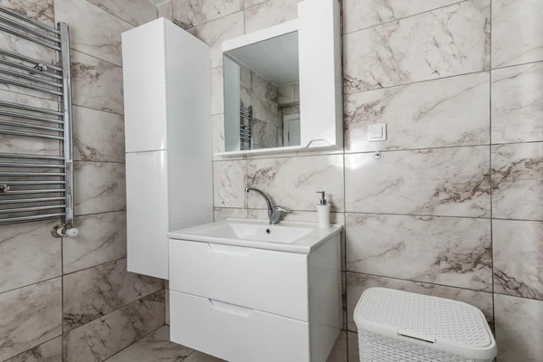 Beyaz lavabo, musluk ve dolap